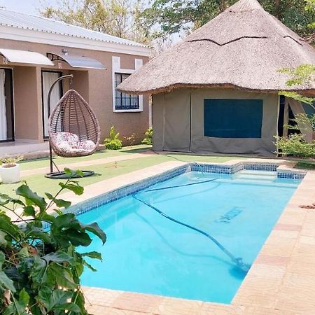 Looks Cottages Self Catering Apartments คาซาเนอ ภายนอก รูปภาพ