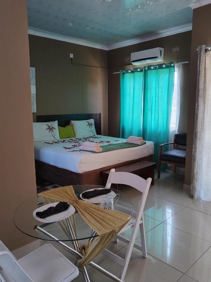 Looks Cottages Self Catering Apartments คาซาเนอ ภายนอก รูปภาพ
