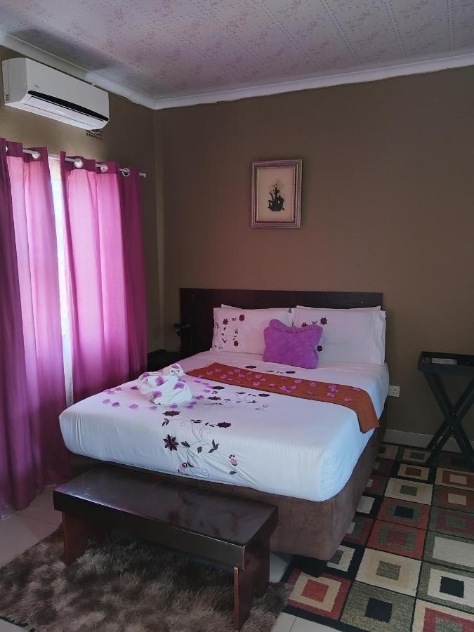 Looks Cottages Self Catering Apartments คาซาเนอ ภายนอก รูปภาพ