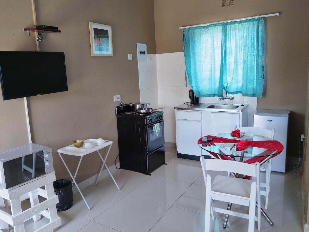 Looks Cottages Self Catering Apartments คาซาเนอ ภายนอก รูปภาพ