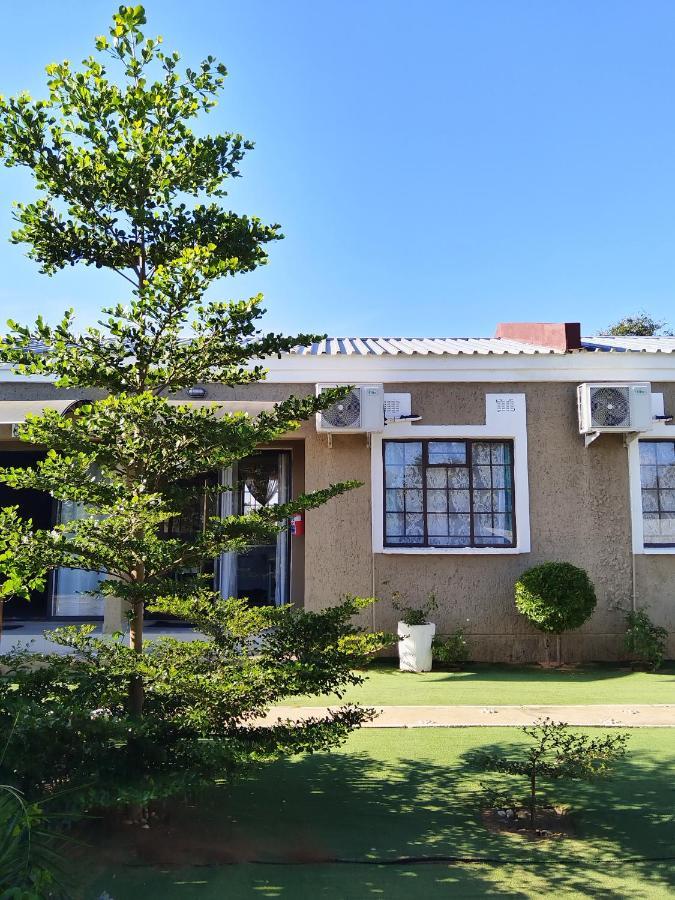 Looks Cottages Self Catering Apartments คาซาเนอ ภายนอก รูปภาพ