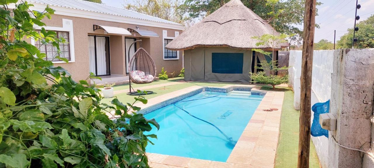 Looks Cottages Self Catering Apartments คาซาเนอ ภายนอก รูปภาพ