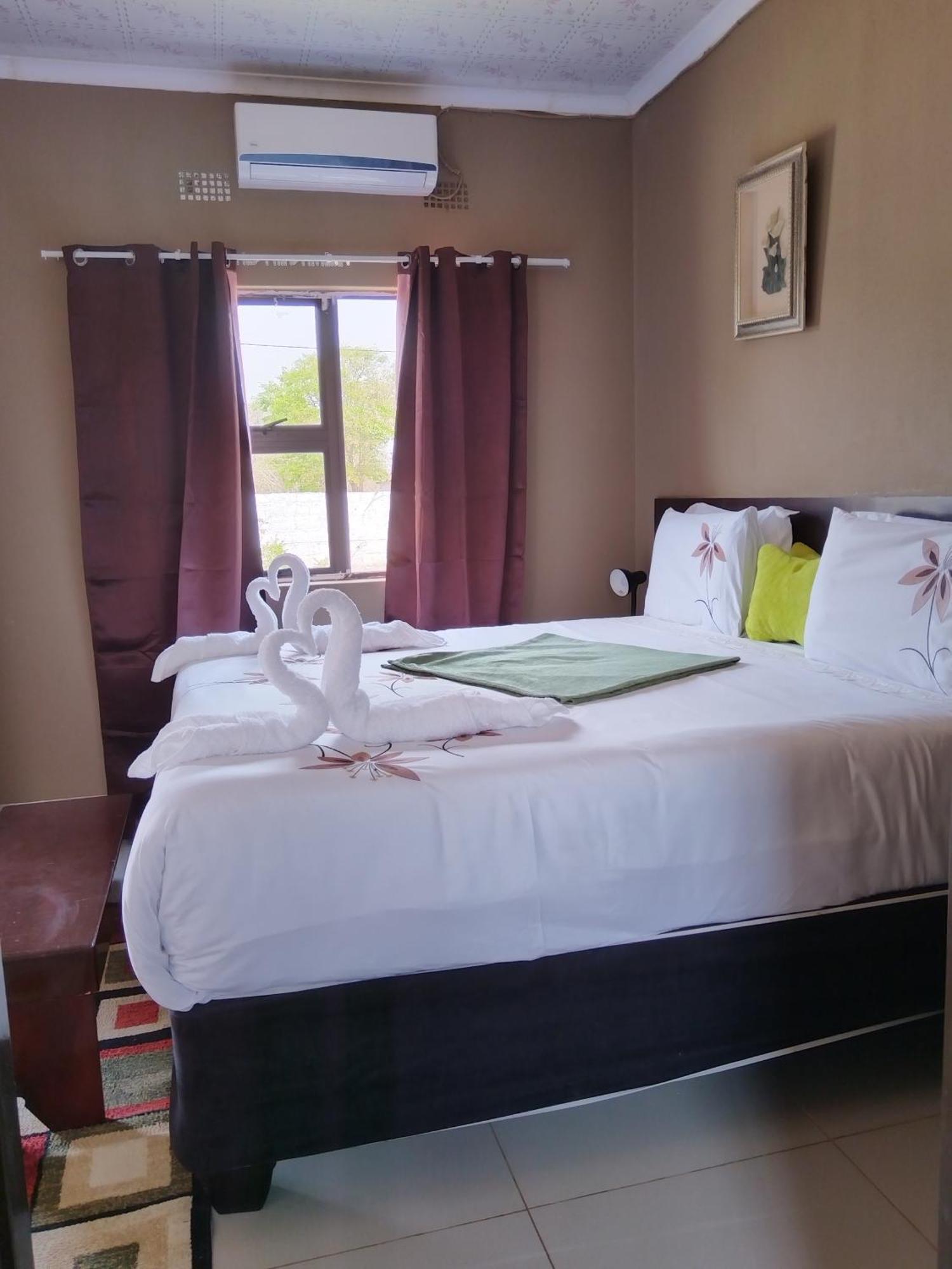 Looks Cottages Self Catering Apartments คาซาเนอ ภายนอก รูปภาพ