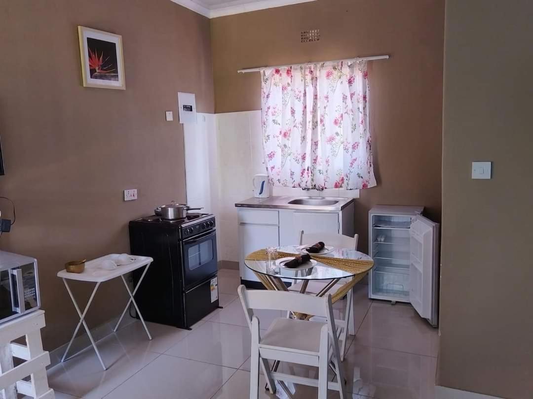 Looks Cottages Self Catering Apartments คาซาเนอ ภายนอก รูปภาพ