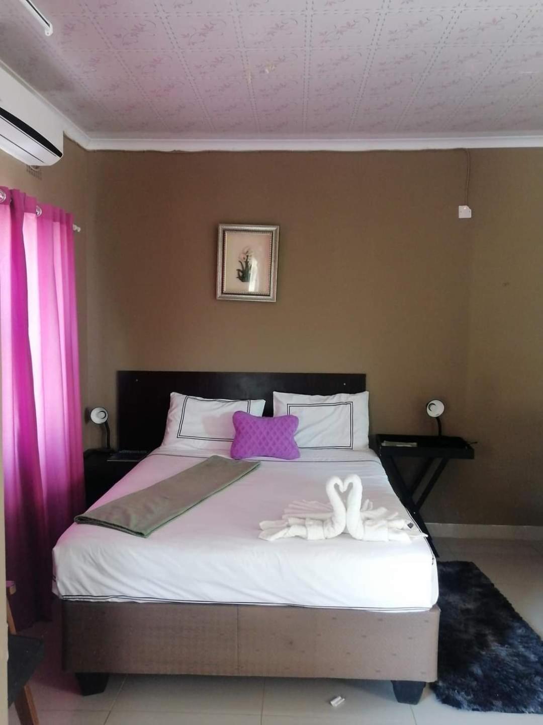 Looks Cottages Self Catering Apartments คาซาเนอ ภายนอก รูปภาพ