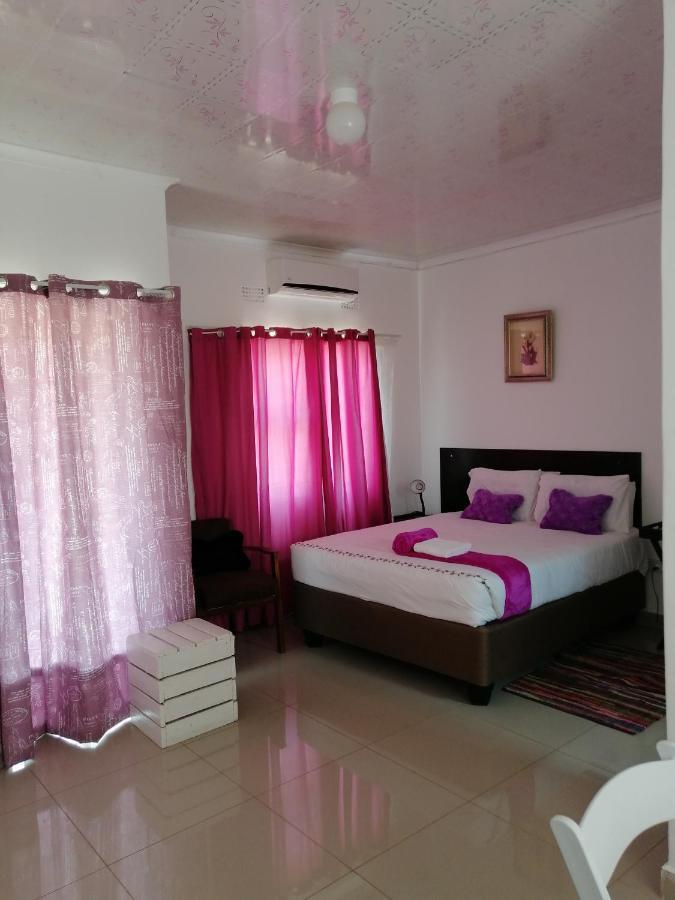 Looks Cottages Self Catering Apartments คาซาเนอ ภายนอก รูปภาพ