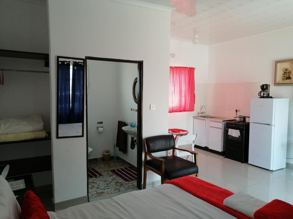 Looks Cottages Self Catering Apartments คาซาเนอ ภายนอก รูปภาพ
