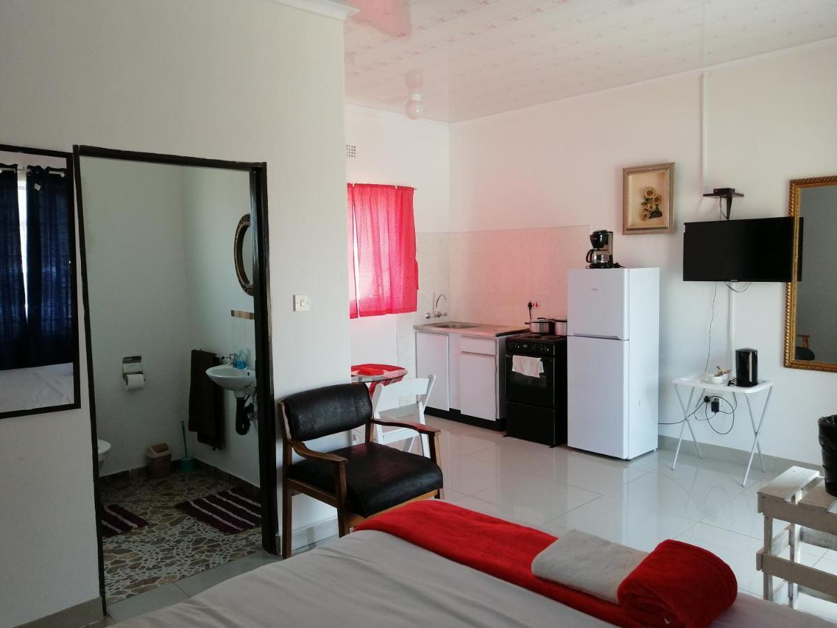 Looks Cottages Self Catering Apartments คาซาเนอ ภายนอก รูปภาพ