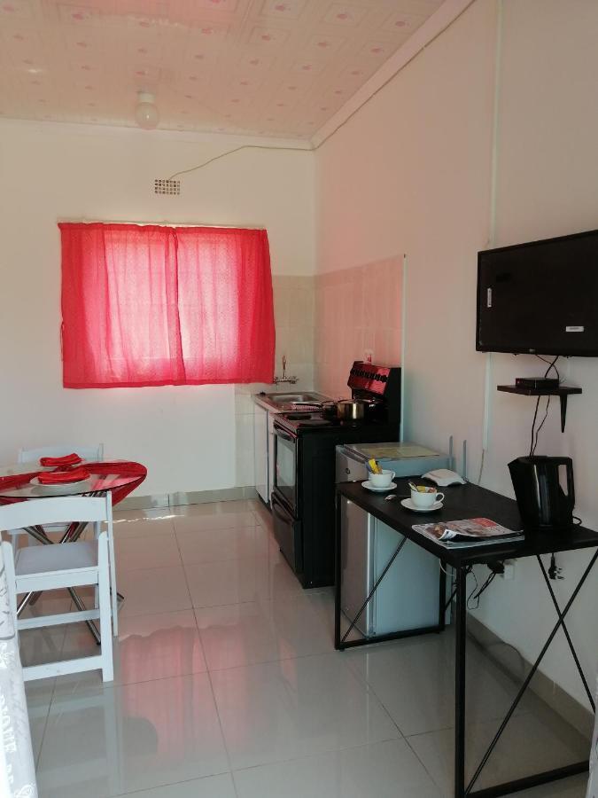 Looks Cottages Self Catering Apartments คาซาเนอ ภายนอก รูปภาพ