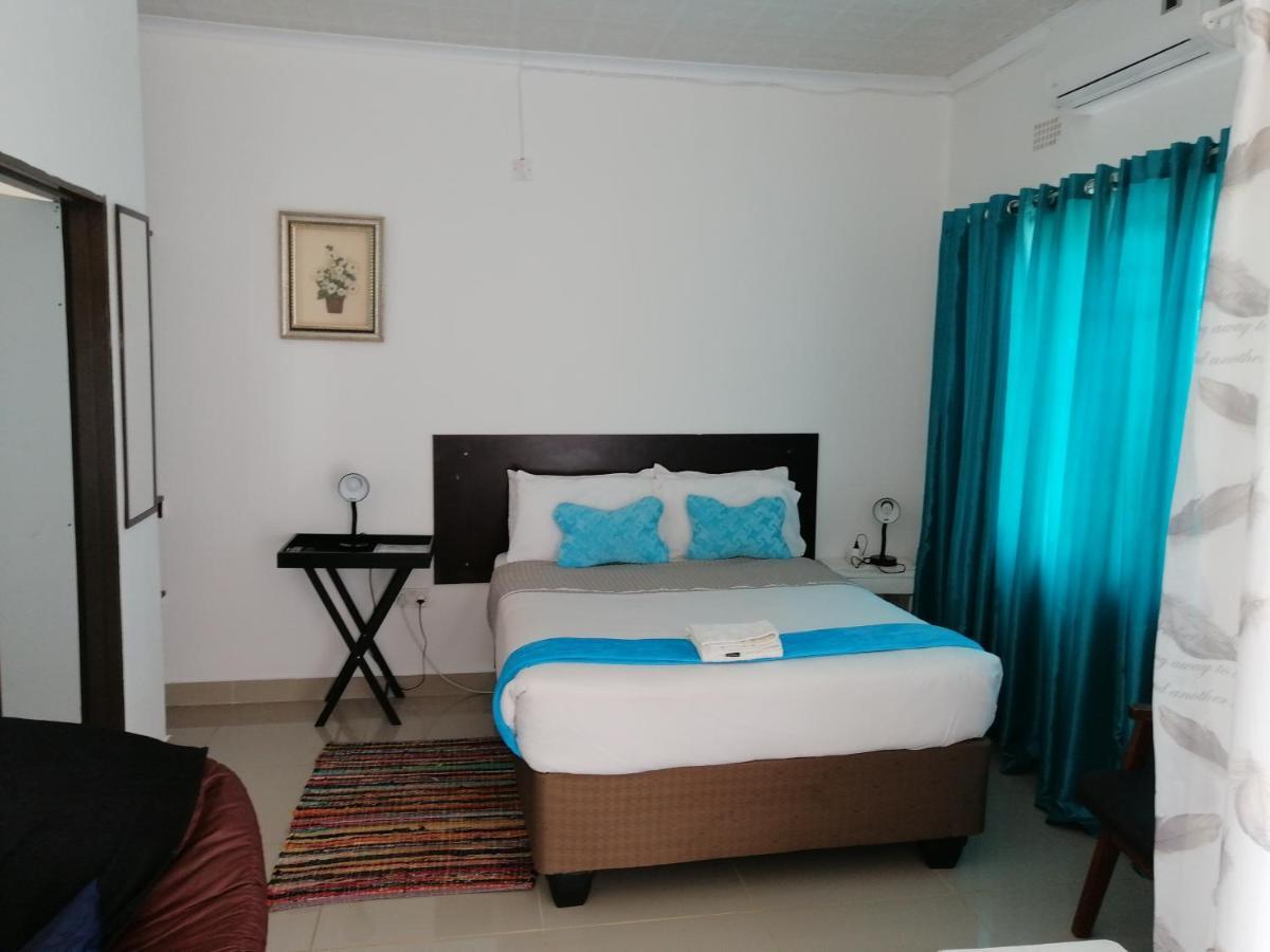 Looks Cottages Self Catering Apartments คาซาเนอ ภายนอก รูปภาพ