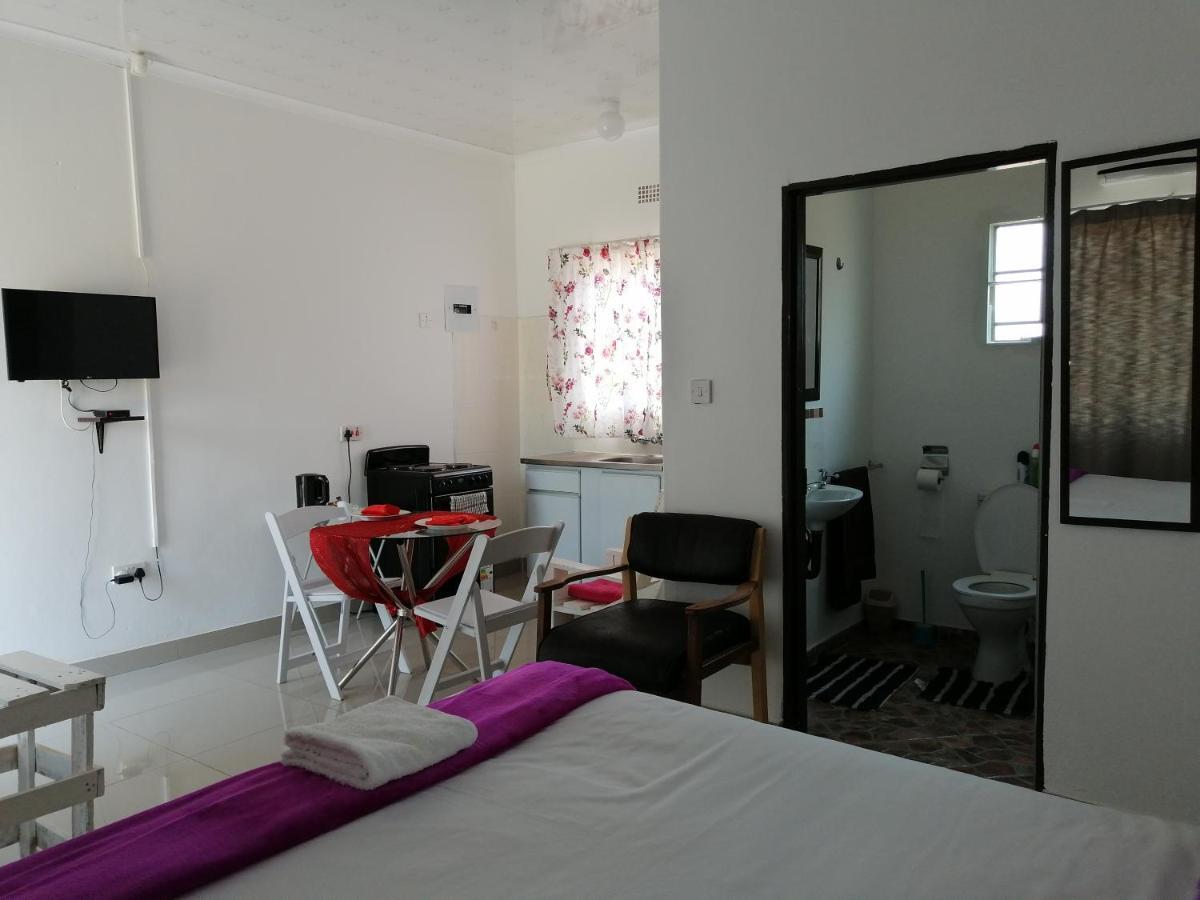 Looks Cottages Self Catering Apartments คาซาเนอ ภายนอก รูปภาพ