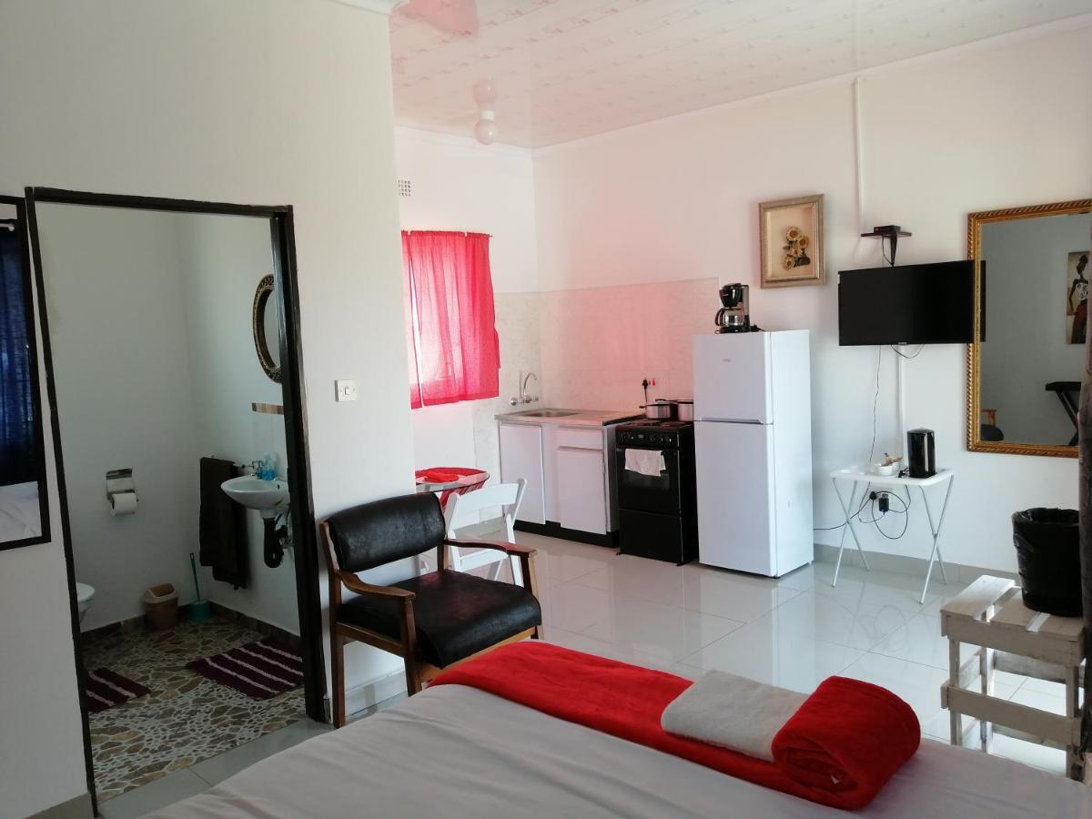 Looks Cottages Self Catering Apartments คาซาเนอ ภายนอก รูปภาพ