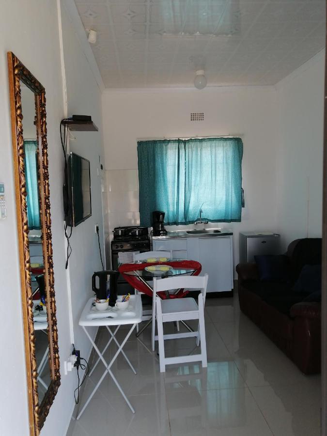 Looks Cottages Self Catering Apartments คาซาเนอ ภายนอก รูปภาพ