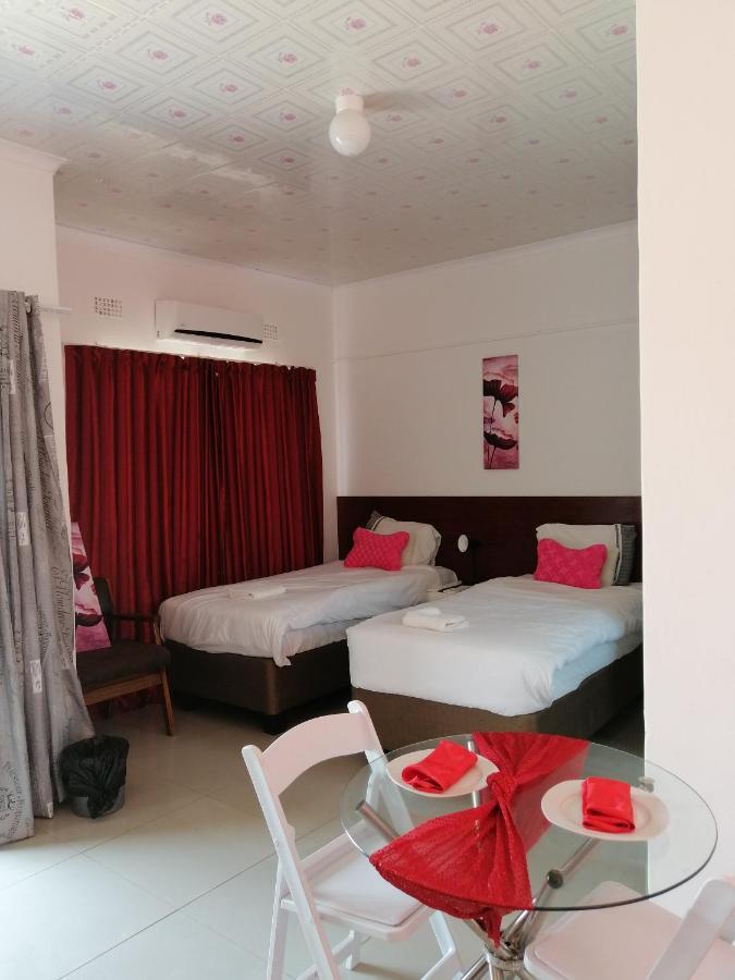 Looks Cottages Self Catering Apartments คาซาเนอ ภายนอก รูปภาพ