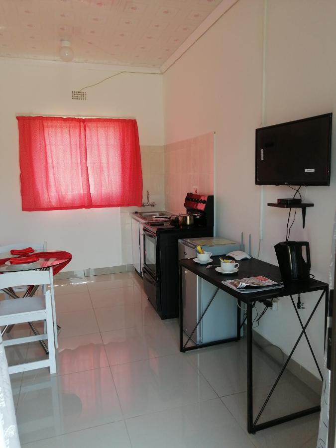 Looks Cottages Self Catering Apartments คาซาเนอ ภายนอก รูปภาพ