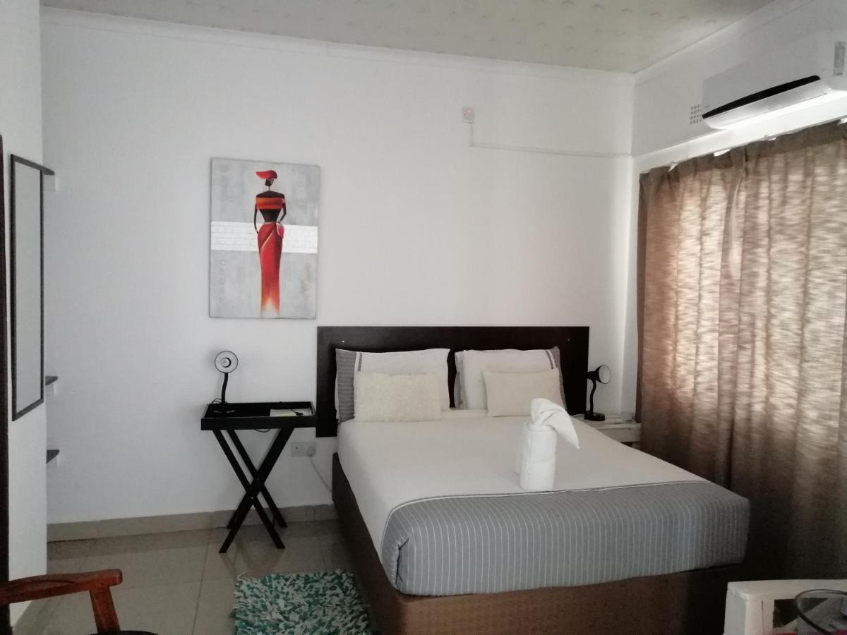 Looks Cottages Self Catering Apartments คาซาเนอ ภายนอก รูปภาพ
