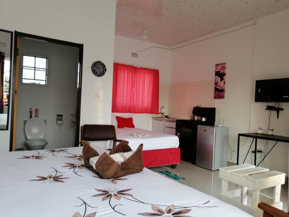 Looks Cottages Self Catering Apartments คาซาเนอ ภายนอก รูปภาพ