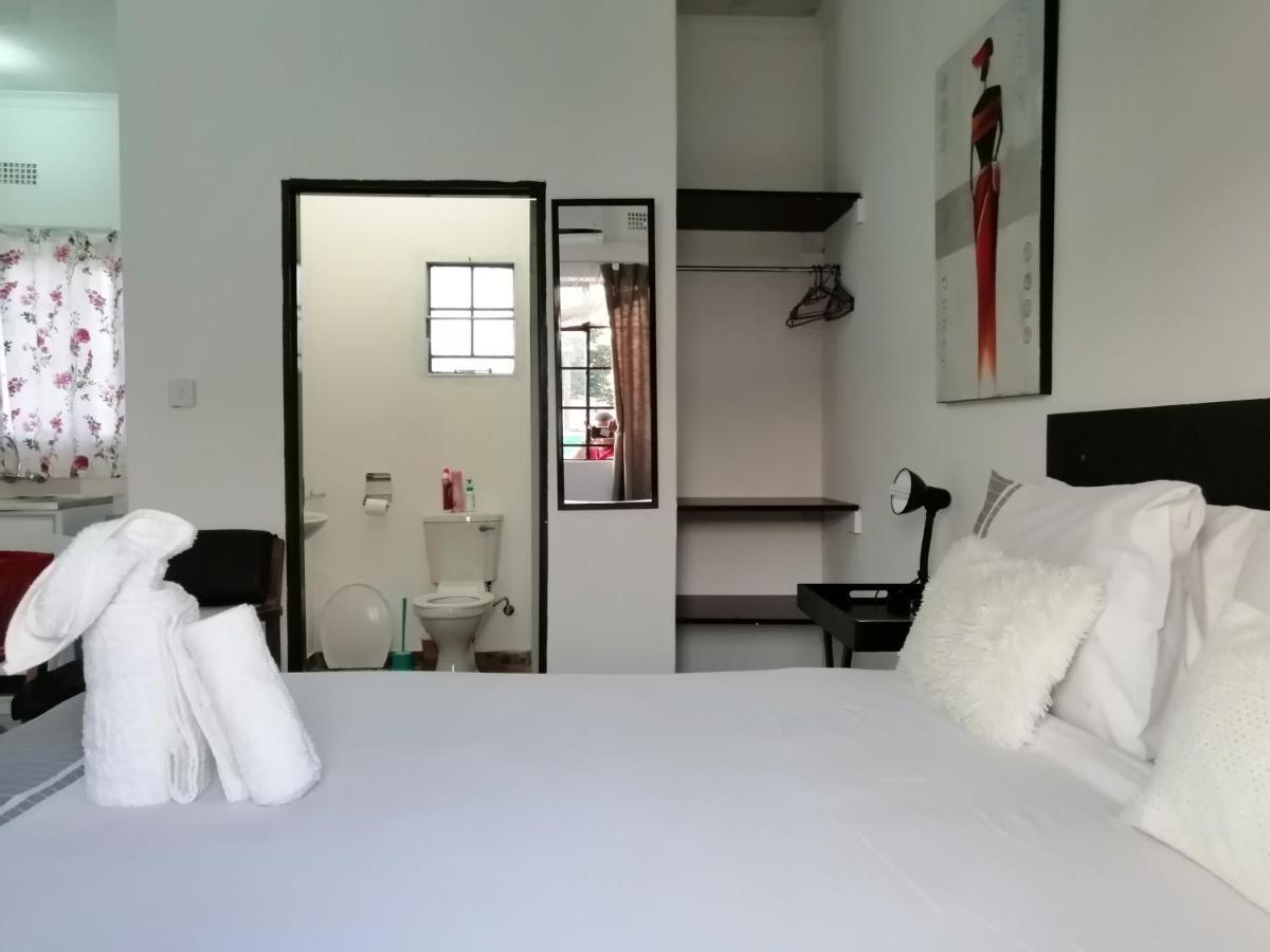 Looks Cottages Self Catering Apartments คาซาเนอ ภายนอก รูปภาพ