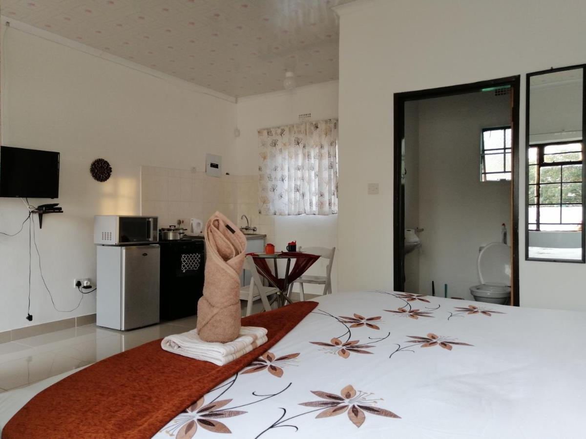 Looks Cottages Self Catering Apartments คาซาเนอ ภายนอก รูปภาพ