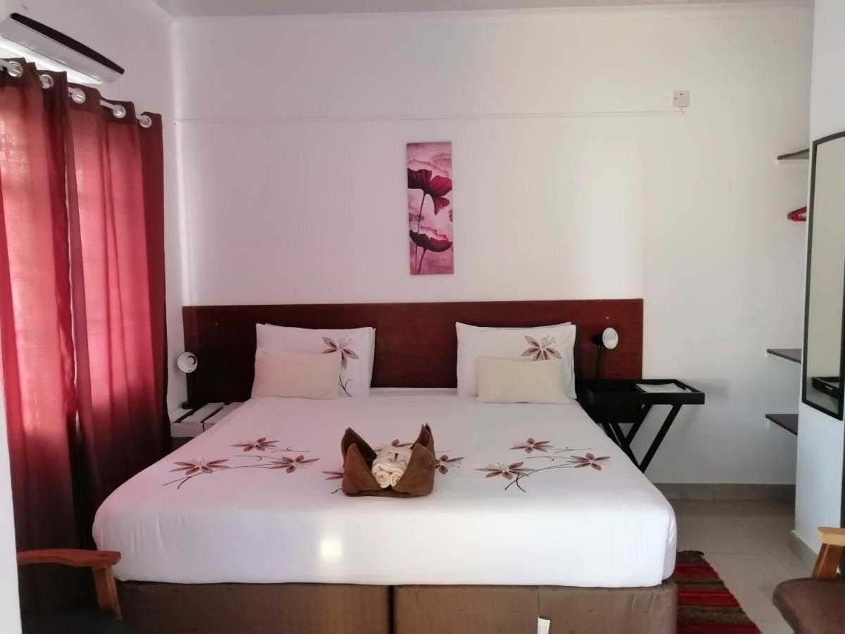 Looks Cottages Self Catering Apartments คาซาเนอ ภายนอก รูปภาพ